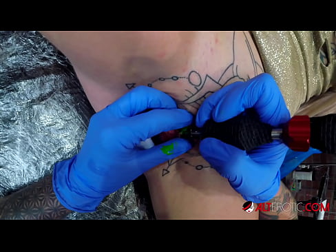 ❤️ E dashura jashtëzakonisht e bërë me tatuazhe, Sully Savage, bëri një tatuazh në klitorisin e saj ️ Video porno në sq.cassino-vulkan646.ru ❌️
